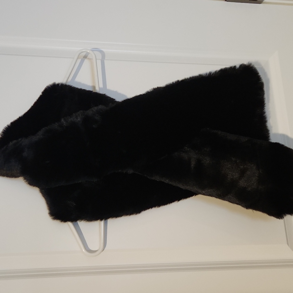 Kim Gravel Chic Black Faux Fur Scarf!